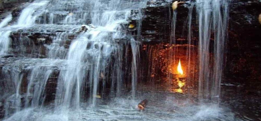 1 36 O que é essa tocha ''infinita'' que queima dentro dessa cachoeira? 1 36