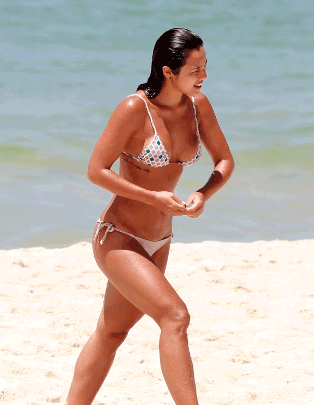 6 YANNA LAVIGNE MOSTRA BOA FORMA EM BANHO DE MAR EM PRAIA DO RIO 6