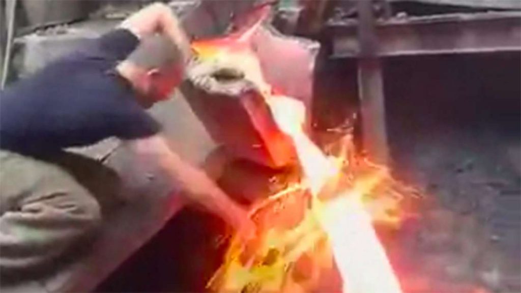 Vídeo viral mostra homem colocando mão em metal derretido e não se queimando Vídeo viral mostra homem colocando mão em metal derretido e não se queimando Vídeo viral mostra homem colocando mão em metal derretido e não se queimando