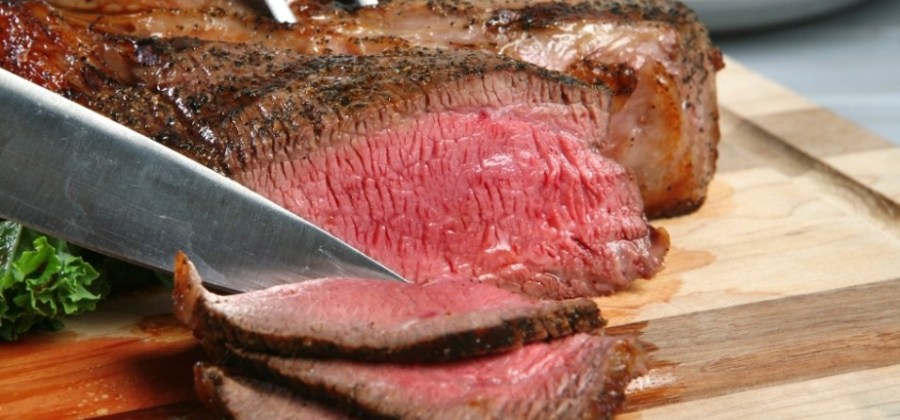 carne mal passada Um especialista em intoxicação alimentar listou 6 alimentos que ele não come carne mal passada