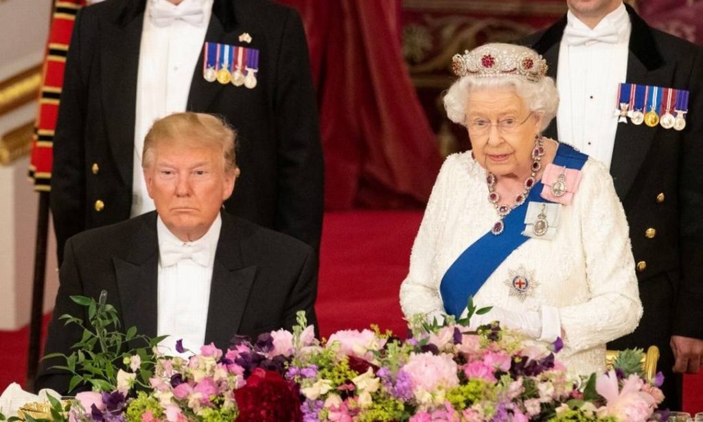 x83003610 Britains Queen Elizabeth makes a speech as US President Donald Trump listens at the St.jpg.pagespeed.ic .OsE9wNSmFJ Rainha Elizabeth usou coroa ''contra o mal'' em encontro com Trump x83003610 Britains Queen Elizabeth makes a speech as US President Donald Trump listens at the St.jpg.pagespeed.ic .OsE9wNSmFJ