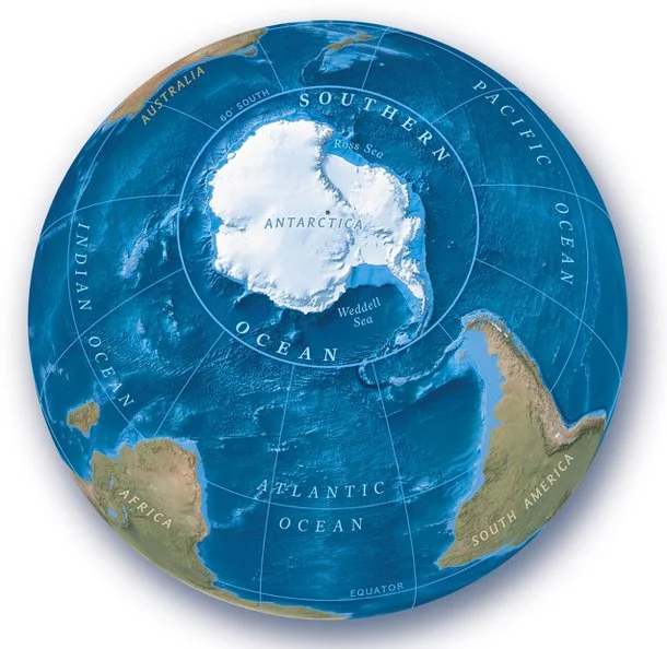 Globo terrestre com uma ilustração dos vários oceanos, o Oceano Antártico envolta da"Antarctica".