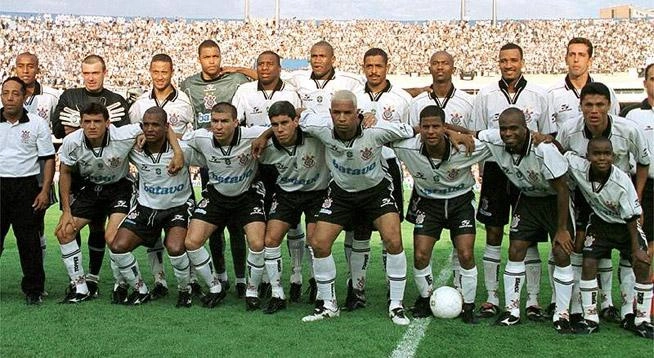 Curiosidades sobre o Corinthians: Elenco do Campeonato Brasileiro de 1999 posando para foto.