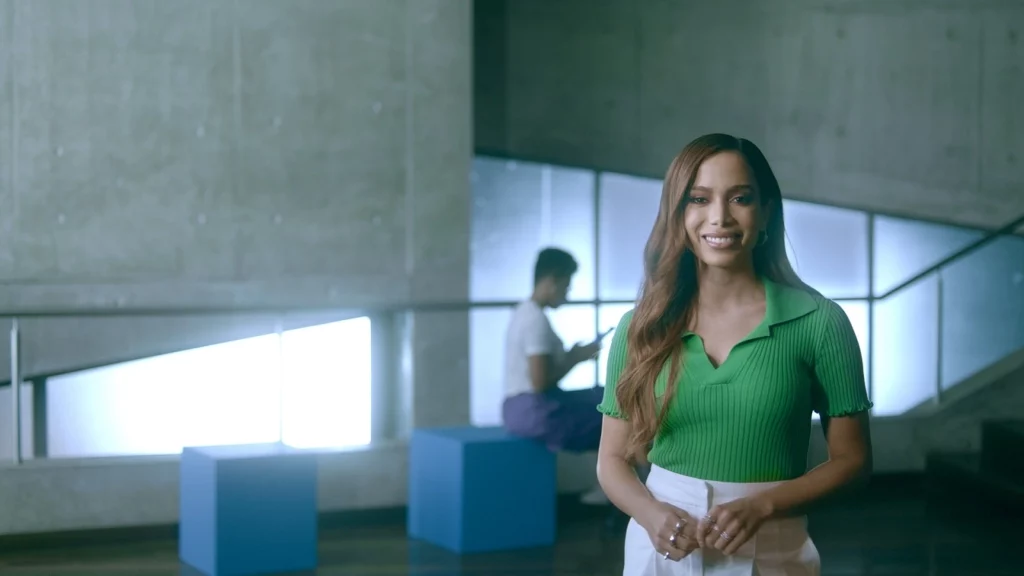 Anitta em campanha para a Estácio.